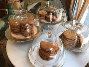 Galletas pasteleras enormes at La Besnéta in Barcelona