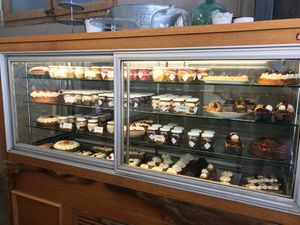 Frigo principal con toda la pastelería at La Besnéta in Barcelona