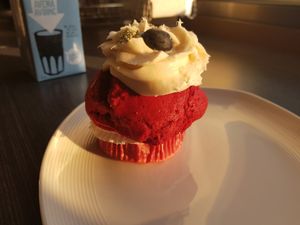 Red velvet and cheese cupcake at La Besnéta in Barcelona