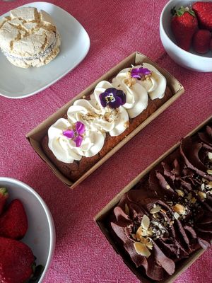 Alfajor, pastís de pastanaga i pastís de xocolata at La Besnéta in Barcelona