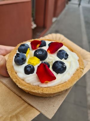 Little buttercream tart at La Besnéta in Barcelona