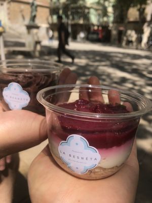 best vegan cakes and desserts  at La Besnéta in Barcelona