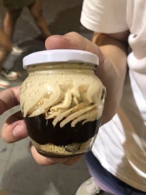 Bombón (crema de cacahuetes, chocolate y galleta) at La Besnéta in Barcelona