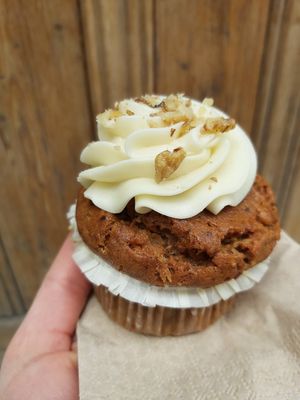 GF carrot cupcake with cream cheese frosting at La Besnéta in Barcelona