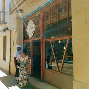 Exterior del local at La Besnéta in Barcelona