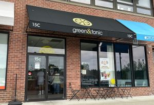 This is NOT Organic Pharmer — that’s what address Listed. But it IS green&tonic, and they do have organic & vegan offerings (see their review).   at Organic Pharmer in Rye Brook