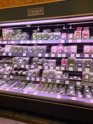herbs and even edible flowers at Saruga Organic Supermarket 사러가 슈퍼마켓 in Seoul