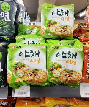 vegan ramen at Saruga Organic Supermarket 사러가 슈퍼마켓 in Seoul