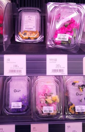 edible flowersedible flowers at Saruga Organic Supermarket 사러가 슈퍼마켓 in Seoul
