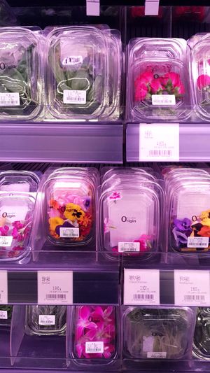 edible flowers at Saruga Organic Supermarket 사러가 슈퍼마켓 in Seoul