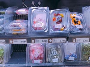 Edible flowers at Saruga Organic Supermarket 사러가 슈퍼마켓 in Seoul