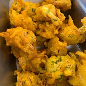 🌱Veg Bhajia - assorted veg in chickpea batter (#vegan #glutenfree #dairyfree)
Available at lunch buffet 11am - 2:30pm at IndiGo Indian Bistro in Manchester