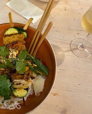 Angeschnitten, weil das andere nicht vegan/ vegetarisch war. Aber sehr lecker! at Memoires d'Indochine in Mannheim