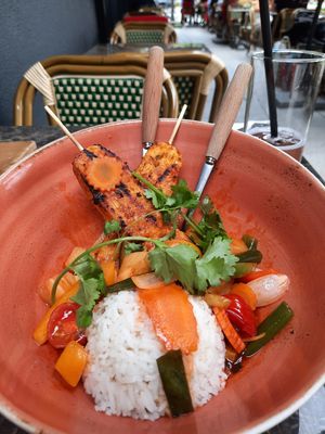 Fermentierter Tempeh mit Süßsaurer Soße Gemüse und Reis at Memoires d'Indochine in Mannheim