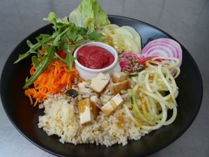 Veggie bowl with smoked tofu and raw zucchini spaghettis at Casse-Noisette in Le Havre