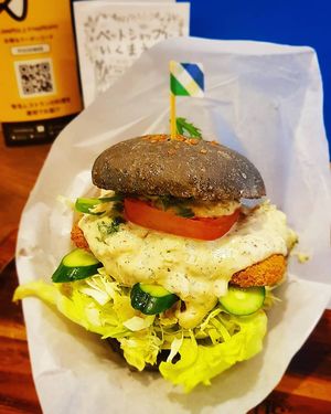 Tartar fishy burger at Veganic To Go in Tokyo
