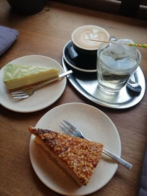 Matcha und Snickerskuchen (beim Snickers Kuchen hat irgendwie Schokolade gefehlt 🤔) at Woodrich in Darmstadt