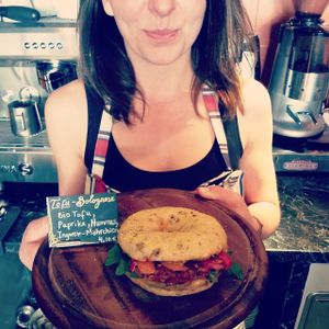 Tofu-Bolognese Bagel w/ antipasti, hummus, & ruccola at Bensel & Gretels in Rostock
