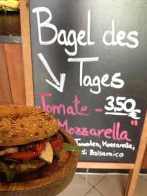 Tomate-Mozzarella Bagel w/ pesto, ruccola & balsamico at Bensel & Gretels in Rostock