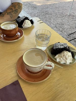 kahviin sai ikaffea ja suklaakakkuun vegaanista kermavaahtoa  at Cafe Bar Pesula Fiskars in Fiskars