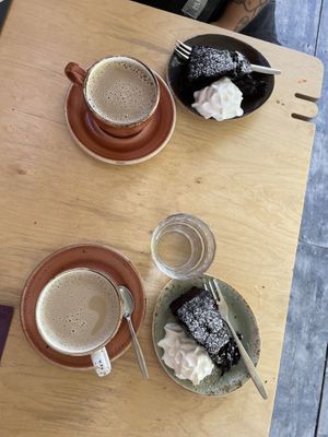 Kahvia kauramaidolla ja suklaakakkua at Cafe Bar Pesula Fiskars in Fiskars