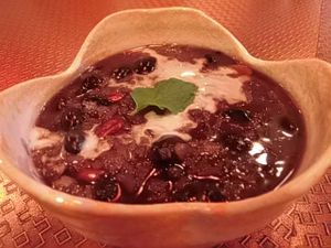 Vegetarian friendly Thai dessert is available.
It is a vanilla ice-cream with red beans and coconut milk on sticky rice. Sometimes fresh mango will be served instead of red beans.    at Thanyaporn in Takayama