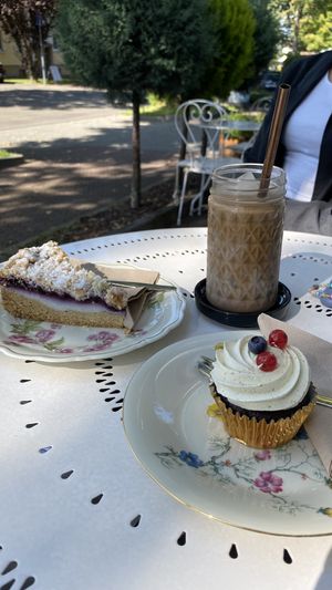 Veganer Cupcake, Veganer Blaubeer-Streuselkuchen und Iced Soja Latte  at Einzig in Bad Vilbel