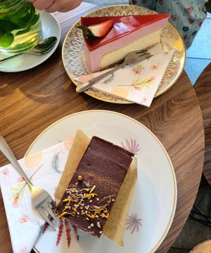 Vegetarischer Käse Erdberbuchen und veganer Erdnuss Schokoladen Kuchen at Einzig in Bad Vilbel