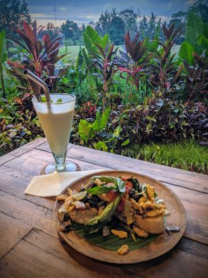 Tempeh scrambles & the most amazing salted caramel coconut mylkshake 👌💚 at Atman Kafe in Ubud