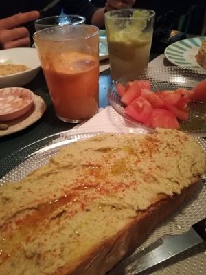 Hummus toast, tomato salad and fresh juices at La Bicicleta in Cordoba