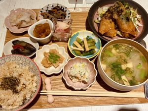 seasonal dinner set with a great variety of small dishes 💚🌱  at Merrymomo in Osaka
