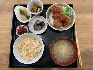 Lunch plate of the day - delicious flavours at Merrymomo in Osaka