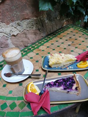 Wirklich sehr leckerer Kuchen und Chai Latte at Die Pause in Marburg