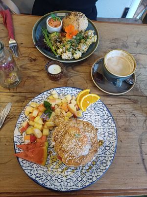 Vorne Panckes, hinten veganes Rührei, beides super at Die Pause in Marburg