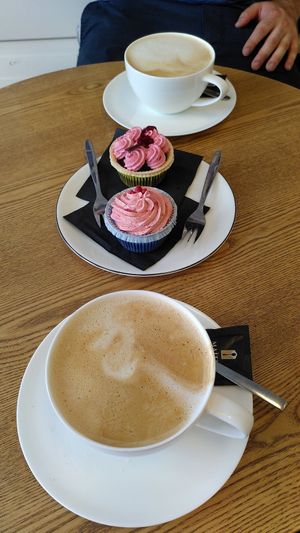Veganer Cappuccino mit veganen Cupcakes at Zucker & Zimt in Erfurt