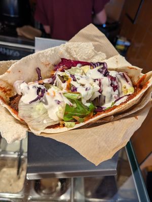 Falafel mit Aubergine, Tomatensoße. Vegane Soßen. at Vegi in Stuttgart