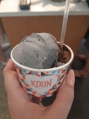 Sesame (grey) and chocolate at Koun in Bratislava