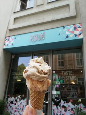 Vegan apple pie and peach at Koun in Bratislava