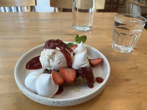 Vegane und glutenfreie Waffel mit Erdbeerkompott und Sahne (285 Baht)   at Theera in Bangkok