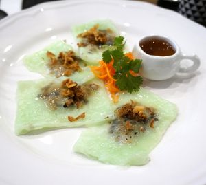 Galettes vertes de pâte de riz at Le P'tit Pré Chez Lan in Paris