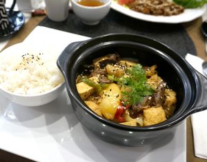 Com niêu (marmite caramélisé) at Le P'tit Pré Chez Lan in Paris