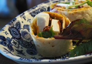 Wraprolletjes plantaardige feta/zongedroogde tomaatjes at De Snoeperij in Dirksland