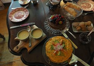 Mosterdsoep, sandwichtaart, scones, appelflapjes, ganachetaart at De Snoeperij in Dirksland