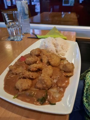 Vegan Fake Chicken mit Erdnusssoße und Reis at Sampan in Frankfurt