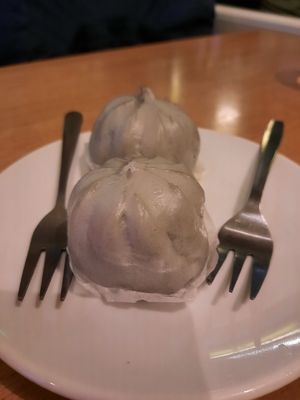 Warme vegane Teigtaschen mit Tarofüllung at Sampan in Frankfurt