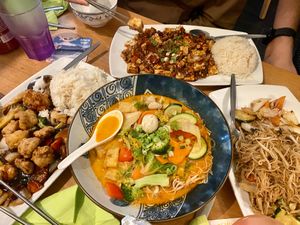 Crispy chicken dish, curried soup, rice noodle dish, and mapo tofu at Sampan in Frankfurt