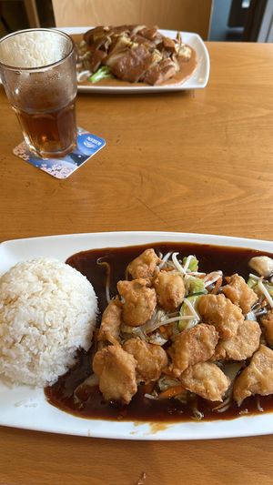 Knuspriges Hühnchen mit Kantonsoße + knusprige Ente mit Erdnusssoße  at Sampan in Frankfurt