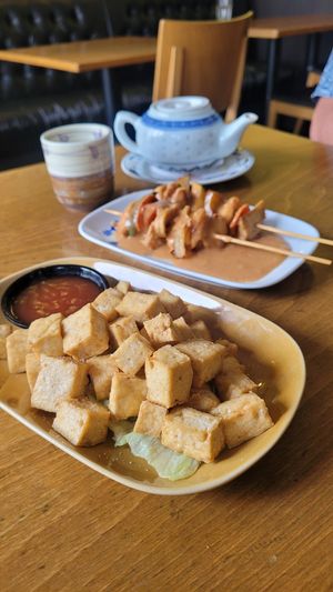Tofu und vegane Hänchenspieße mit Erdnusssoße at Sampan in Frankfurt