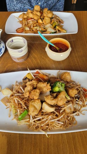 Paniertes Hänchen mit gebratenen Nudeln at Sampan in Frankfurt