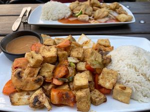 SalzPfefferTofu und Vühnchen Süß Sauer  at Sampan in Frankfurt